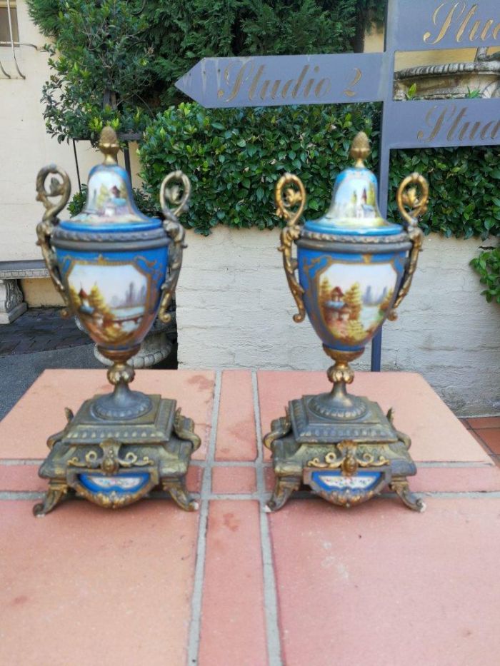 A Late 19th Century French Hand-Painted Five Piece Clock Garniture Set - Image 7