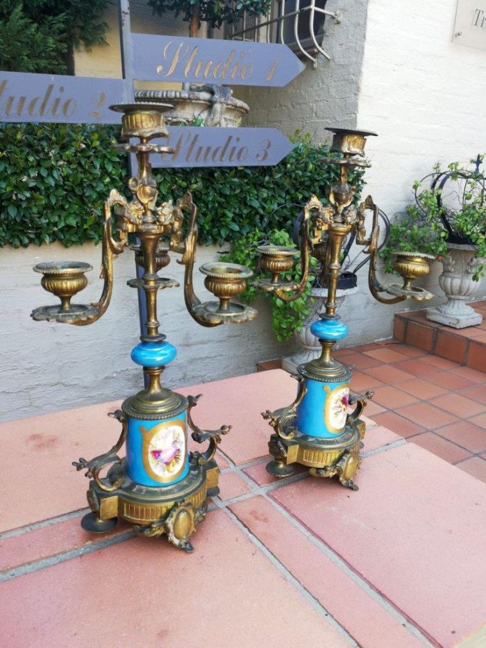 A Late 19th Century French Hand-Painted Five Piece Clock Garniture Set - Image 9