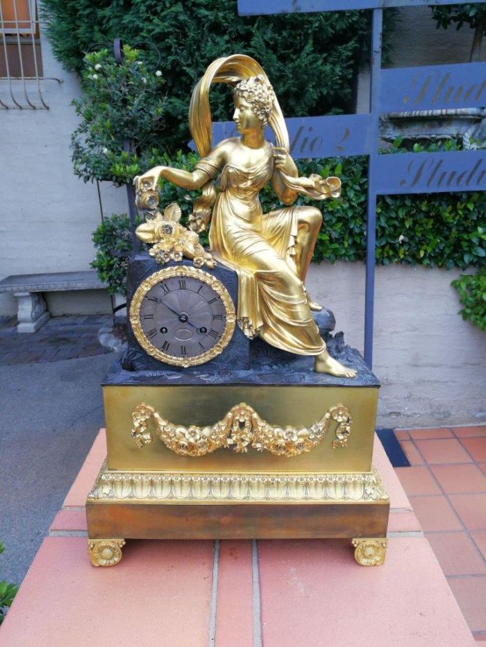 A Late 19th Century French Gilt And Bronze Clock With Pendulum - Image 4