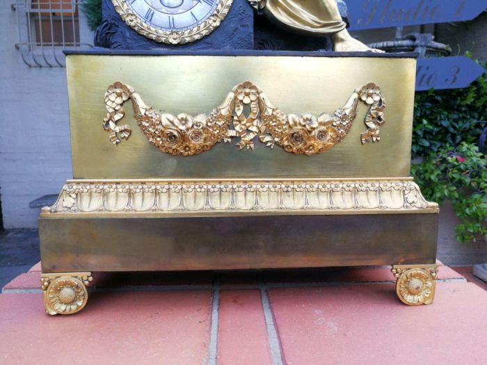 A Late 19th Century French Gilt And Bronze Clock With Pendulum - Image 5