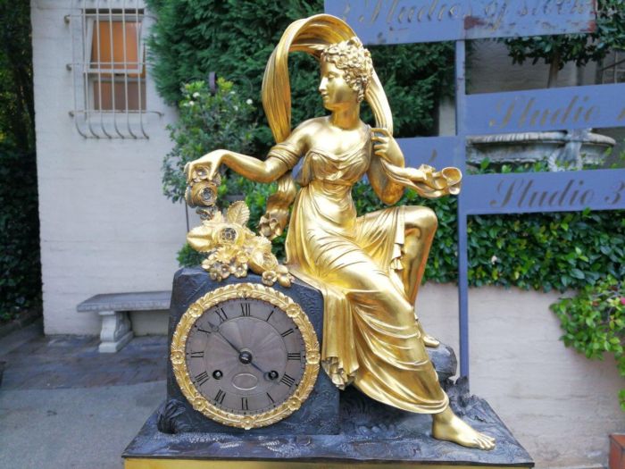 A Late 19th Century French Gilt And Bronze Clock With Pendulum - Image 6