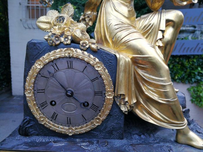 A Late 19th Century French Gilt And Bronze Clock With Pendulum - Image 7