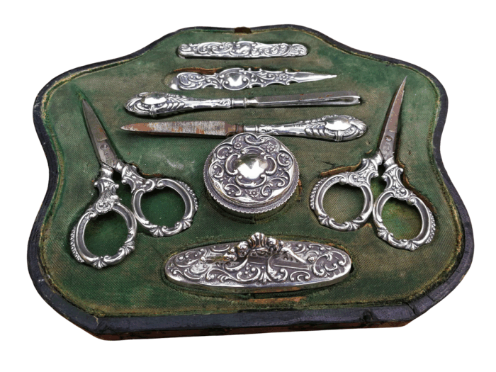 A Sterling Silver Sewing Set In Original Case (0.111gr)