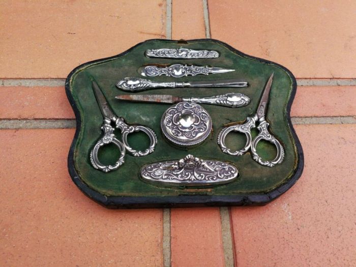 A Sterling Silver Sewing Set In Original Case (0.111gr) - Image 2