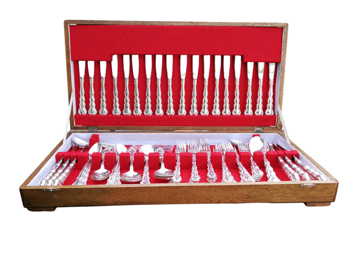 A Oneida 12 place Silver Plate Mansion House Design Cutlery Set (Mint condition as never used)  in Original Wooden Canteen