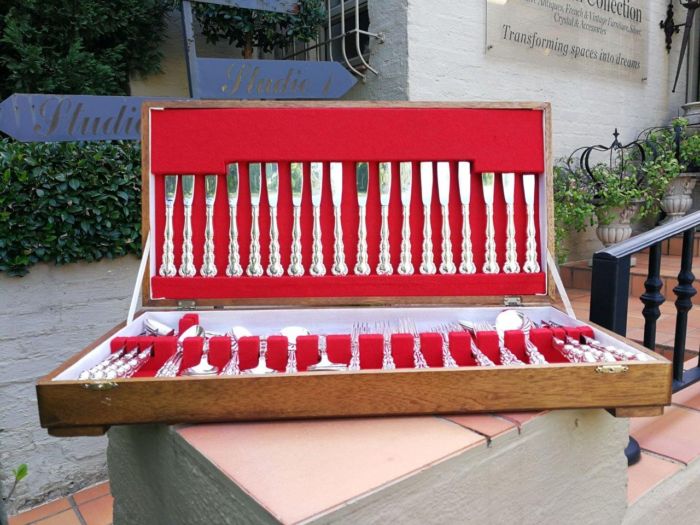 A Oneida 12 place Silver Plate Mansion House Design Cutlery Set (Mint condition as never used)  in Original Wooden Canteen - Image 2