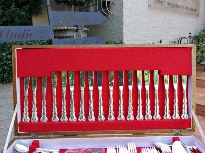 A Oneida 12 place Silver Plate Mansion House Design Cutlery Set (Mint condition as never used)  in Original Wooden Canteen - Image 3