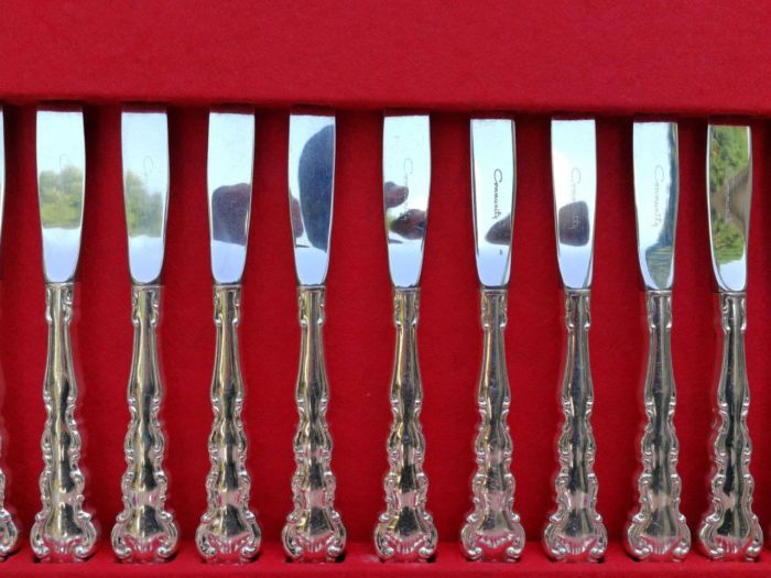 A Oneida 12 place Silver Plate Mansion House Design Cutlery Set (Mint condition as never used)  in Original Wooden Canteen - Image 4