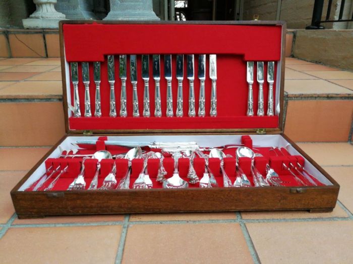 A 20th Century English Spear And Jackson Silver-Plate Kings Pattern Eight Place Setting Cutlery Set In A Canteen