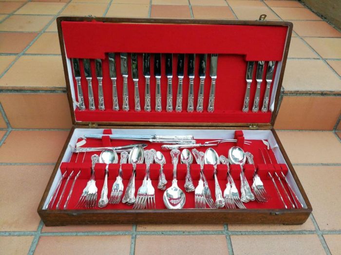 A 20th Century English Spear And Jackson Silver-Plate Kings Pattern Eight Place Setting Cutlery Set In A Canteen - Image 2