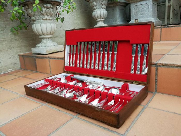 A 20th Century English Spear And Jackson Silver-Plate Kings Pattern Eight Place Setting Cutlery Set In A Canteen - Image 3