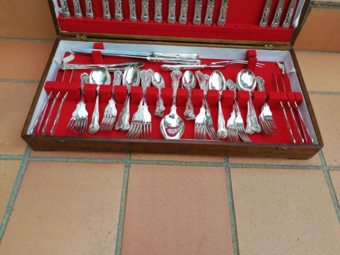 A 20th Century English Spear And Jackson Silver-Plate Kings Pattern Eight Place Setting Cutlery Set In A Canteen - Image 4
