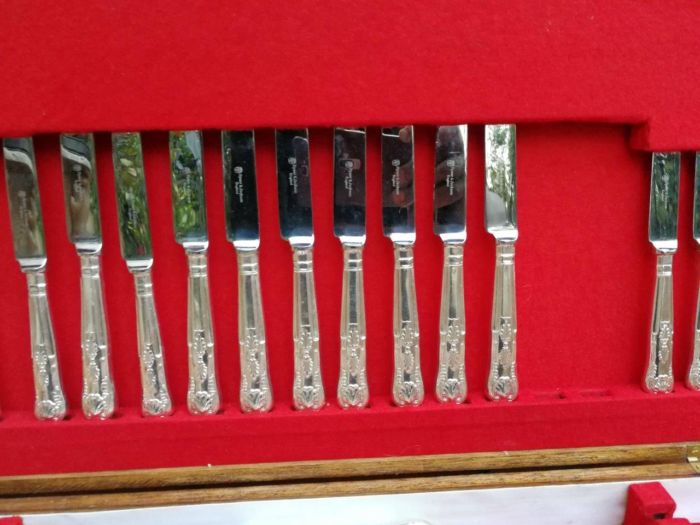 A 20th Century English Spear And Jackson Silver-Plate Kings Pattern Eight Place Setting Cutlery Set In A Canteen - Image 7