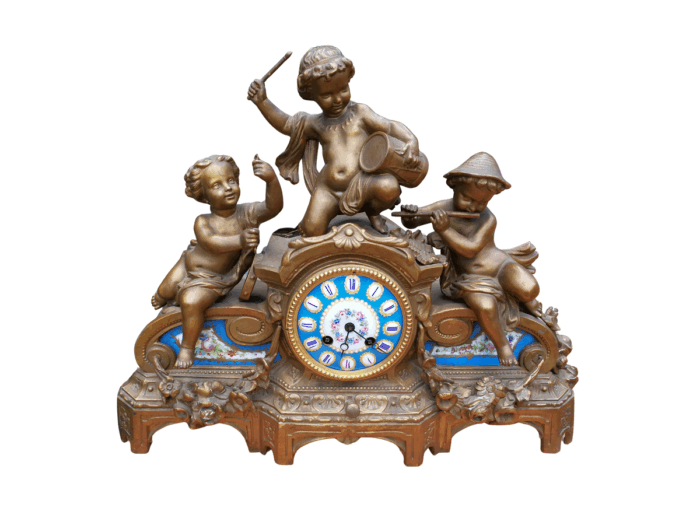 A 20th Century French Spelter And Gilt And Spelter Clock With Porcelain Plaques. Has Key And Pendulum