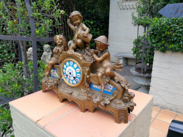 A 20th Century French Spelter And Gilt And Spelter Clock With Porcelain Plaques. Has Key And Pendulum - Image 2