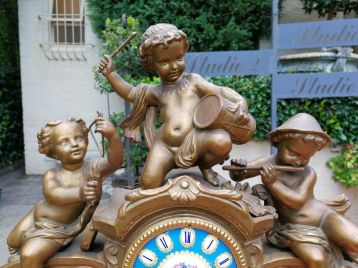 A 20th Century French Spelter And Gilt And Spelter Clock With Porcelain Plaques. Has Key And Pendulum - Image 3