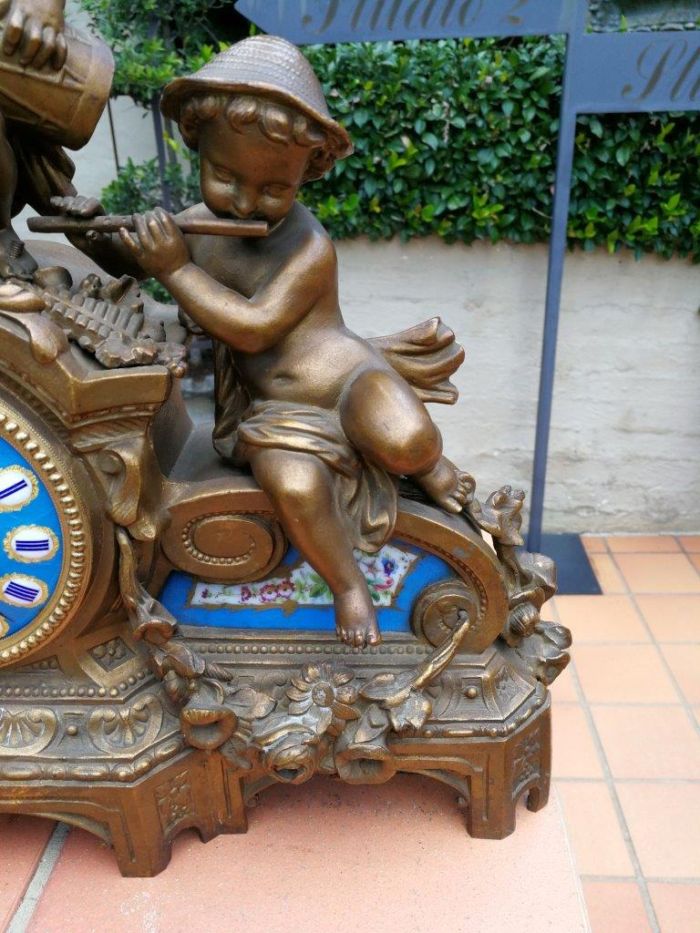 A 20th Century French Spelter And Gilt And Spelter Clock With Porcelain Plaques. Has Key And Pendulum - Image 4