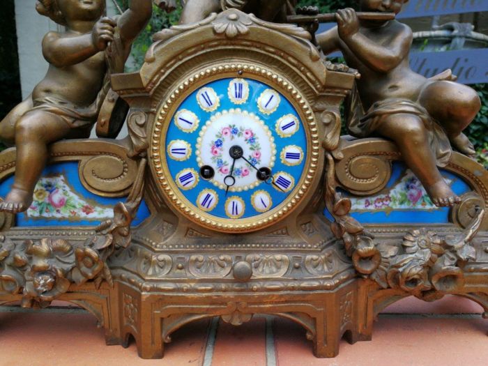 A 20th Century French Spelter And Gilt And Spelter Clock With Porcelain Plaques. Has Key And Pendulum - Image 5