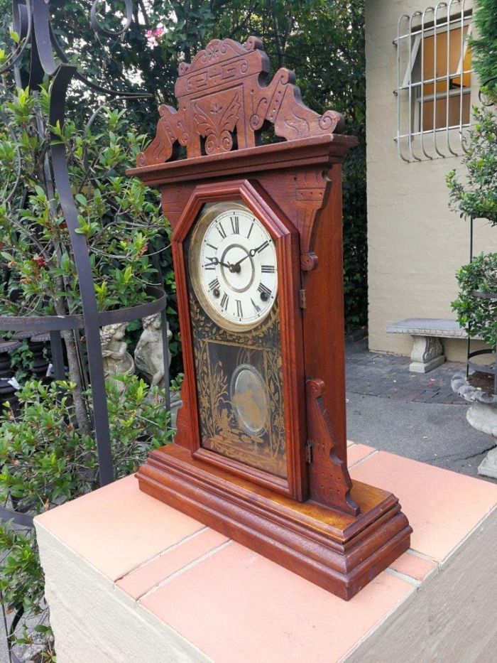 An Early 20th Century English Carved Walnut Mantel Clock - Image 3