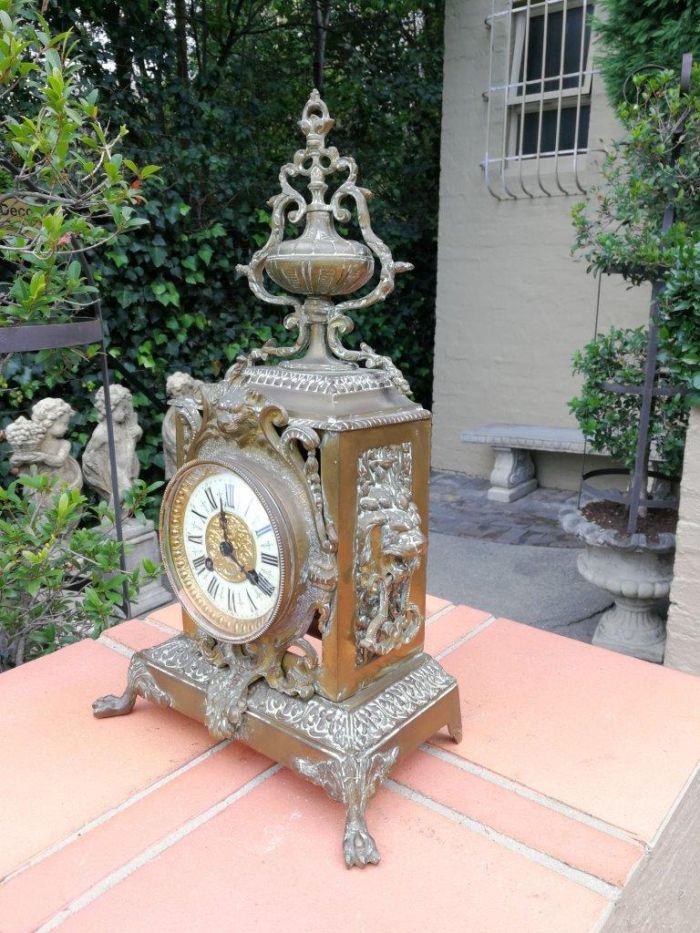 A late 19th / Early 20th Century French brass clock With Pendulum and Key - Image 3