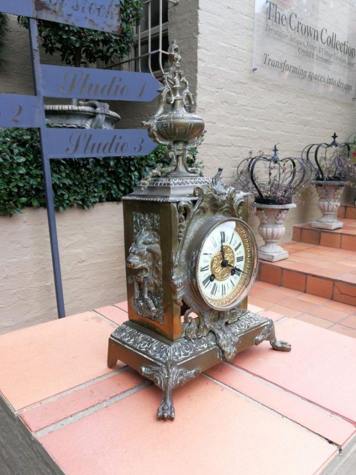 A late 19th / Early 20th Century French brass clock With Pendulum and Key - Image 4