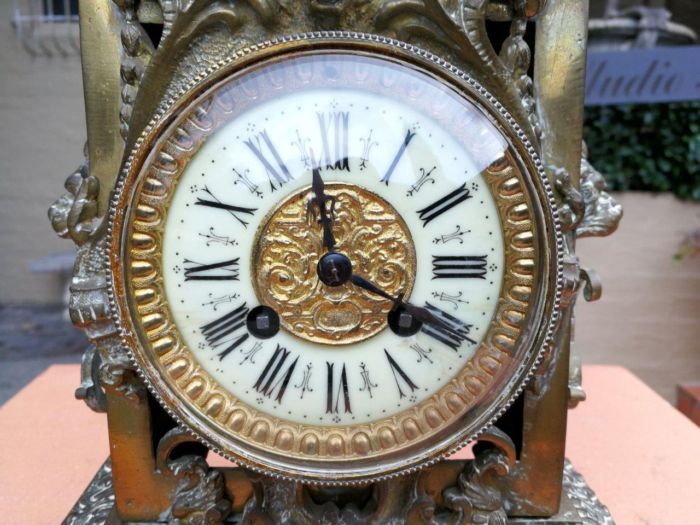 A late 19th / Early 20th Century French brass clock With Pendulum and Key - Image 5