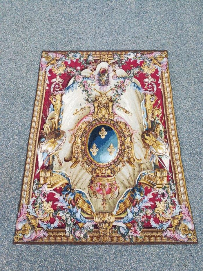A French Woven Grandes Tapestry Woven Tapestry with Lining (The original pieces are at the Louvre and at the Versailles castle and the coat of arms are those of the French Kingdom) Includes wrought Iron Rod, Rings, Brackets and Finials) - Image 2