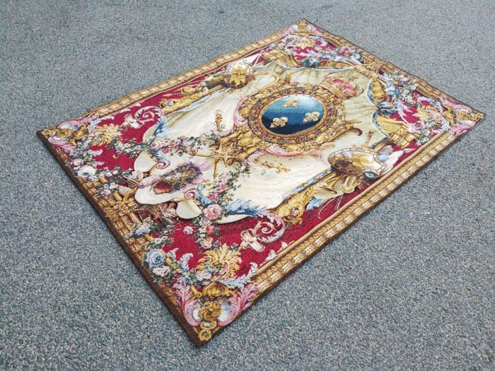 A French Woven Grandes Tapestry Woven Tapestry with Lining (The original pieces are at the Louvre and at the Versailles castle and the coat of arms are those of the French Kingdom) Includes wrought Iron Rod, Rings, Brackets and Finials) - Image 3