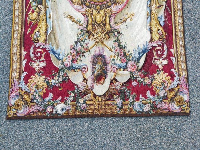 A French Woven Grandes Tapestry Woven Tapestry with Lining (The original pieces are at the Louvre and at the Versailles castle and the coat of arms are those of the French Kingdom) Includes wrought Iron Rod, Rings, Brackets and Finials) - Image 4