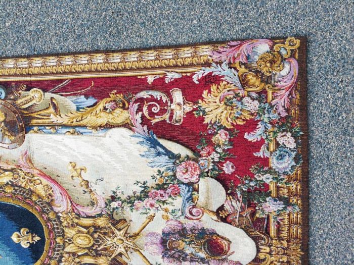A French Woven Grandes Tapestry Woven Tapestry with Lining (The original pieces are at the Louvre and at the Versailles castle and the coat of arms are those of the French Kingdom) Includes wrought Iron Rod, Rings, Brackets and Finials) - Image 5