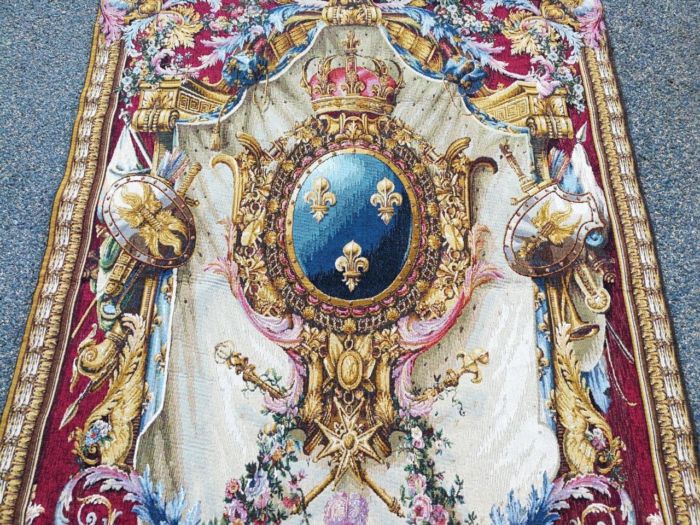 A French Woven Grandes Tapestry Woven Tapestry with Lining (The original pieces are at the Louvre and at the Versailles castle and the coat of arms are those of the French Kingdom) Includes wrought Iron Rod, Rings, Brackets and Finials) - Image 6