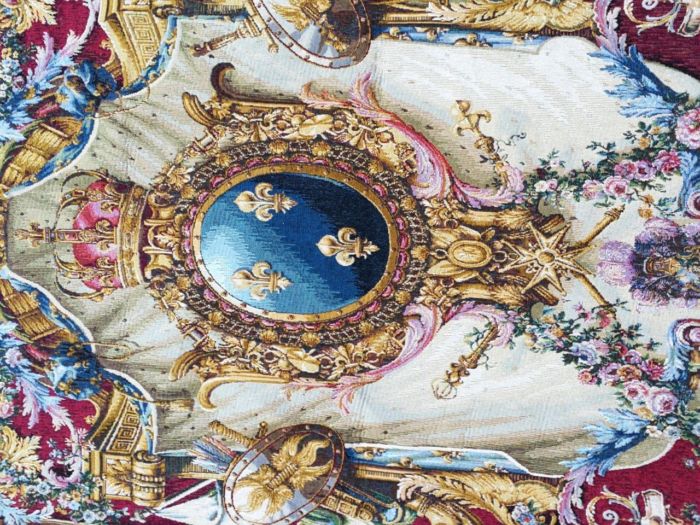 A French Woven Grandes Tapestry Woven Tapestry with Lining (The original pieces are at the Louvre and at the Versailles castle and the coat of arms are those of the French Kingdom) Includes wrought Iron Rod, Rings, Brackets and Finials) - Image 7