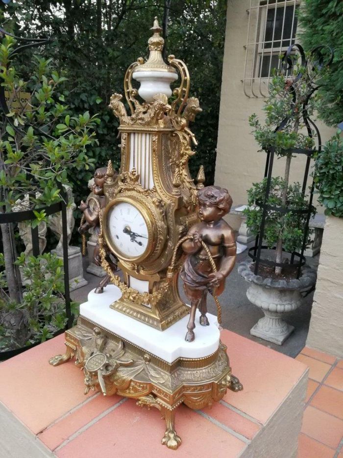 An Antique Circa Early 1900 Brass Garniture Clock Set with Key. Comprising a Clock and Pair of Candelabras - Image 8