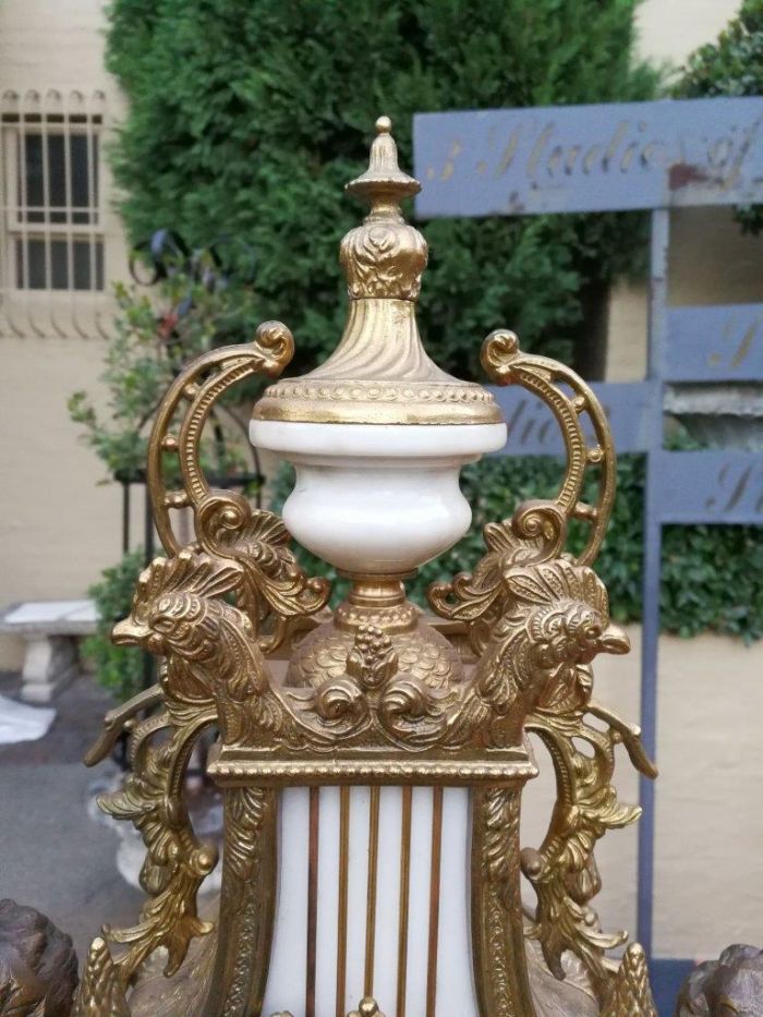 An Antique Circa Early 1900 Brass Garniture Clock Set with Key. Comprising a Clock and Pair of Candelabras - Image 11