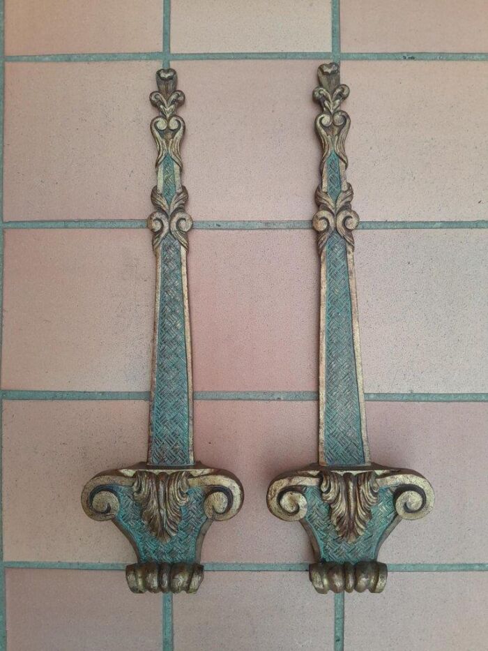 A 20th Century Pair Of Gilt Painted Wooden Wall Sconces To Display A Pair Of Small Size Mirrors Or Paintings