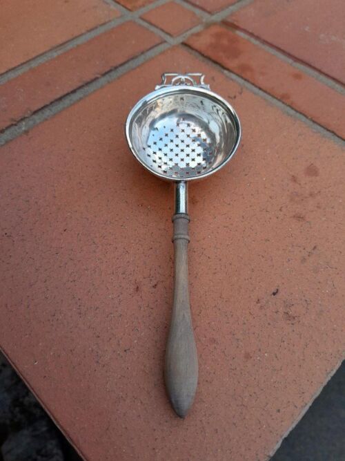 A  20TH Century Silver Hallmarked Tea Strainer with wooden handle Birmingham 1966 - Elkington and Co