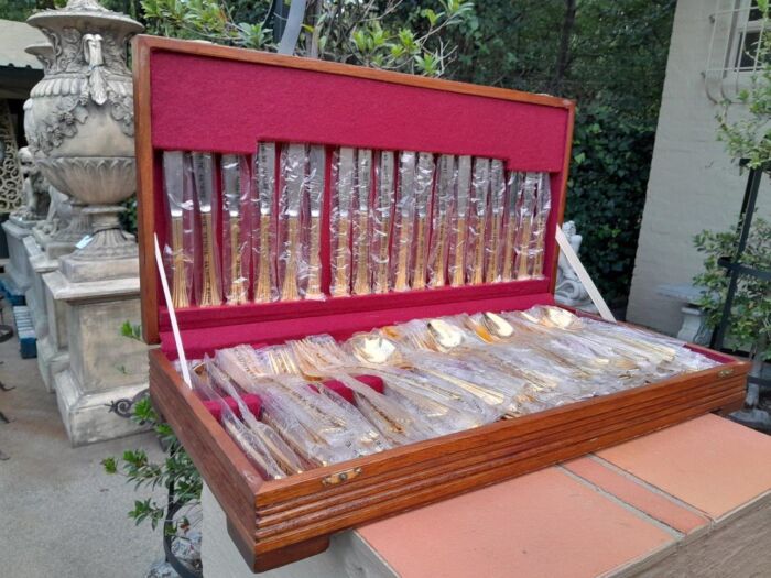 An Eetrite Gold-Plated 24kt Twelve (12) Place Cutlery Set in Canteen & Original Packing/Sleeves  (103 Pieces) - Image 2