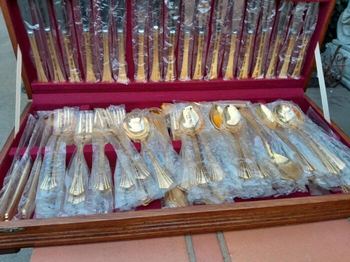 An Eetrite Gold-Plated 24kt Twelve (12) Place Cutlery Set in Canteen & Original Packing/Sleeves  (103 Pieces) - Image 3