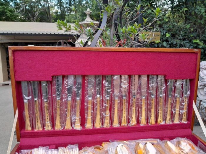 An Eetrite Gold-Plated 24kt Twelve (12) Place Cutlery Set in Canteen & Original Packing/Sleeves  (103 Pieces) - Image 4
