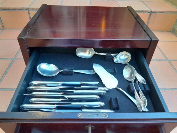 A 20th Century Silver-Plate Six Place Cutlery Set in Canteen with Two Keys by f Robert & Belk - Image 3