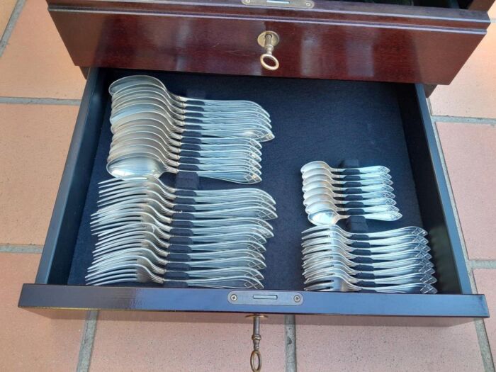 A 20th Century Silver-Plate Six Place Cutlery Set in Canteen with Two Keys by f Robert & Belk - Image 5