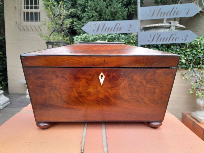 An antique 19th Century Mahogany Tea Caddy with Brass Lions Head Handles - Image 2