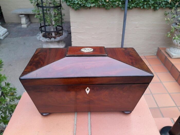 An antique 19th Century Mahogany Tea Caddy with Brass Lions Head Handles - Image 3
