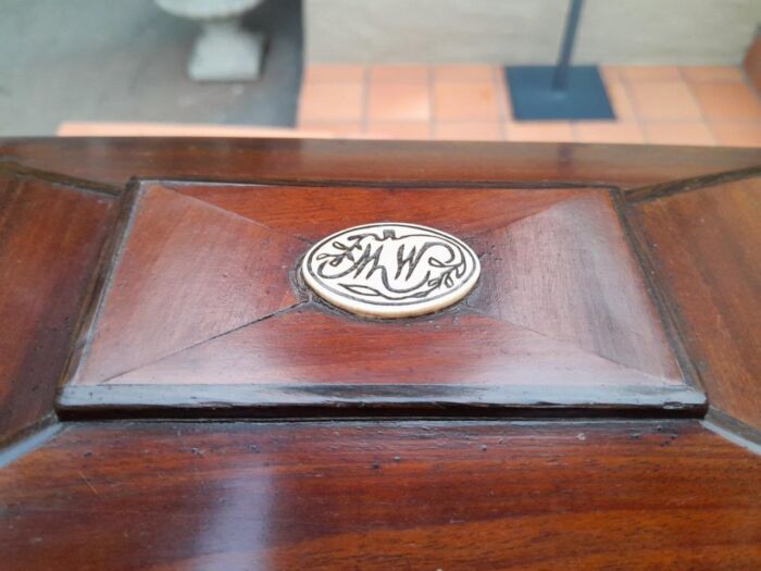 An antique 19th Century Mahogany Tea Caddy with Brass Lions Head Handles - Image 6