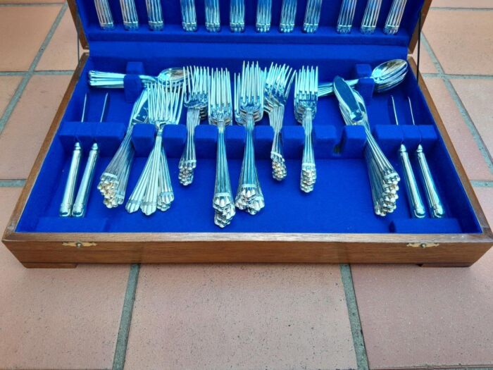 A Christofle Twelve Place Cutlery Setting Comprising of One Hundred and Thirty Eight (138) Pieces of Aria Design In Two Custom Made Canteens - Image 4