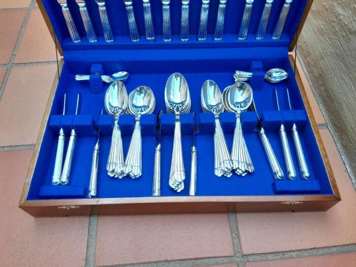 A Christofle Twelve Place Cutlery Setting Comprising of One Hundred and Thirty Eight (138) Pieces of Aria Design In Two Custom Made Canteens - Image 6