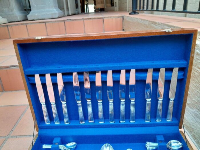 A Christofle Twelve Place Cutlery Setting Comprising of One Hundred and Thirty Eight (138) Pieces of Aria Design In Two Custom Made Canteens - Image 7