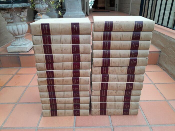 A 20TH Century Set of Encyclopaedia Britannica   Consisting of Twenty Four (24) Volumes with the Index and 1975 Science and Future Yearbook                                                                  - Image 2