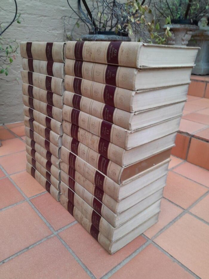 A 20TH Century Set of Encyclopaedia Britannica   Consisting of Twenty Four (24) Volumes with the Index and 1975 Science and Future Yearbook                                                                  - Image 3