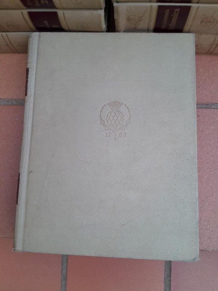 A 20TH Century Set of Encyclopaedia Britannica   Consisting of Twenty Four (24) Volumes with the Index and 1975 Science and Future Yearbook                                                                  - Image 4